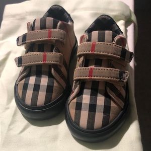 Burberry baby shoes
